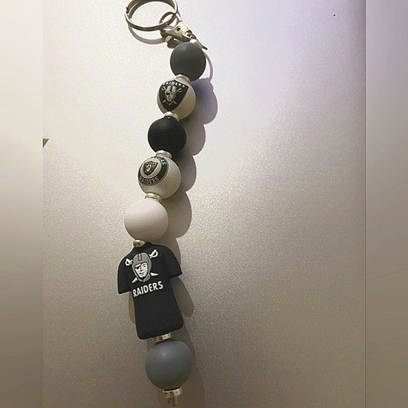 Raiders NFL Football Jersey Silver & Black Beaded Keychain Purse Bag Charm Clip - Picture 1 of 2